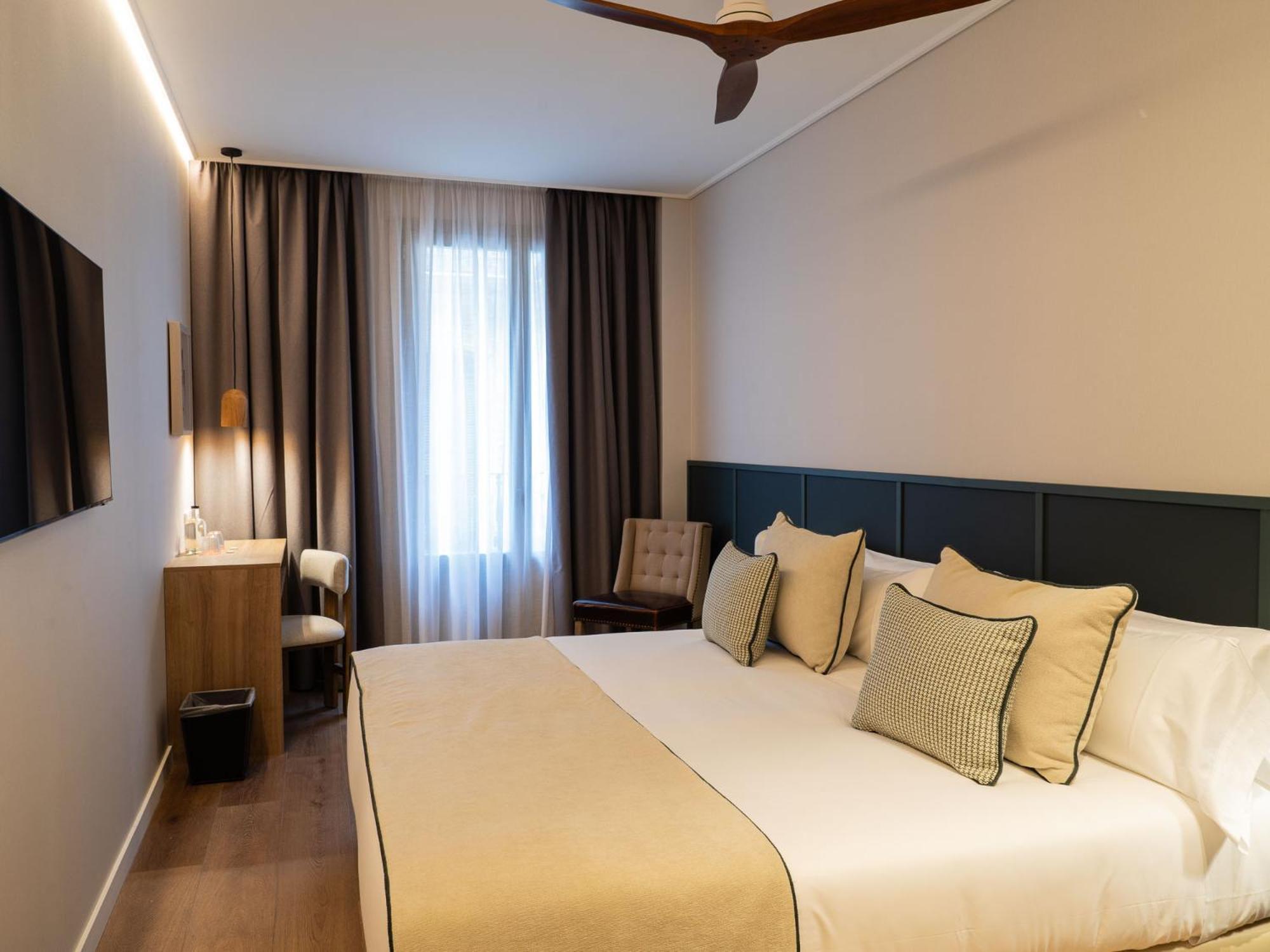 Hotel Well And Come Малага Экстерьер фото