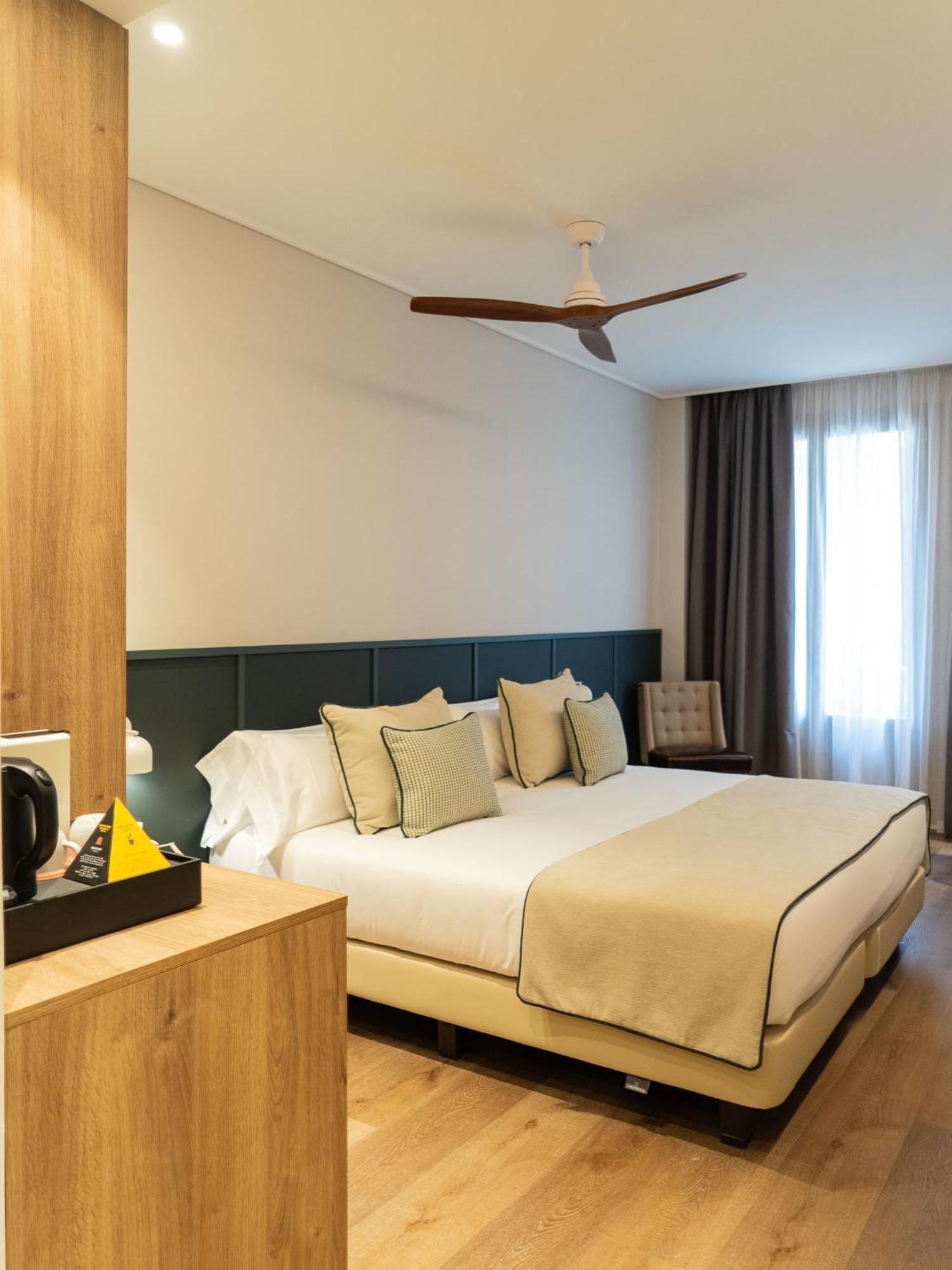 Hotel Well And Come Малага Экстерьер фото