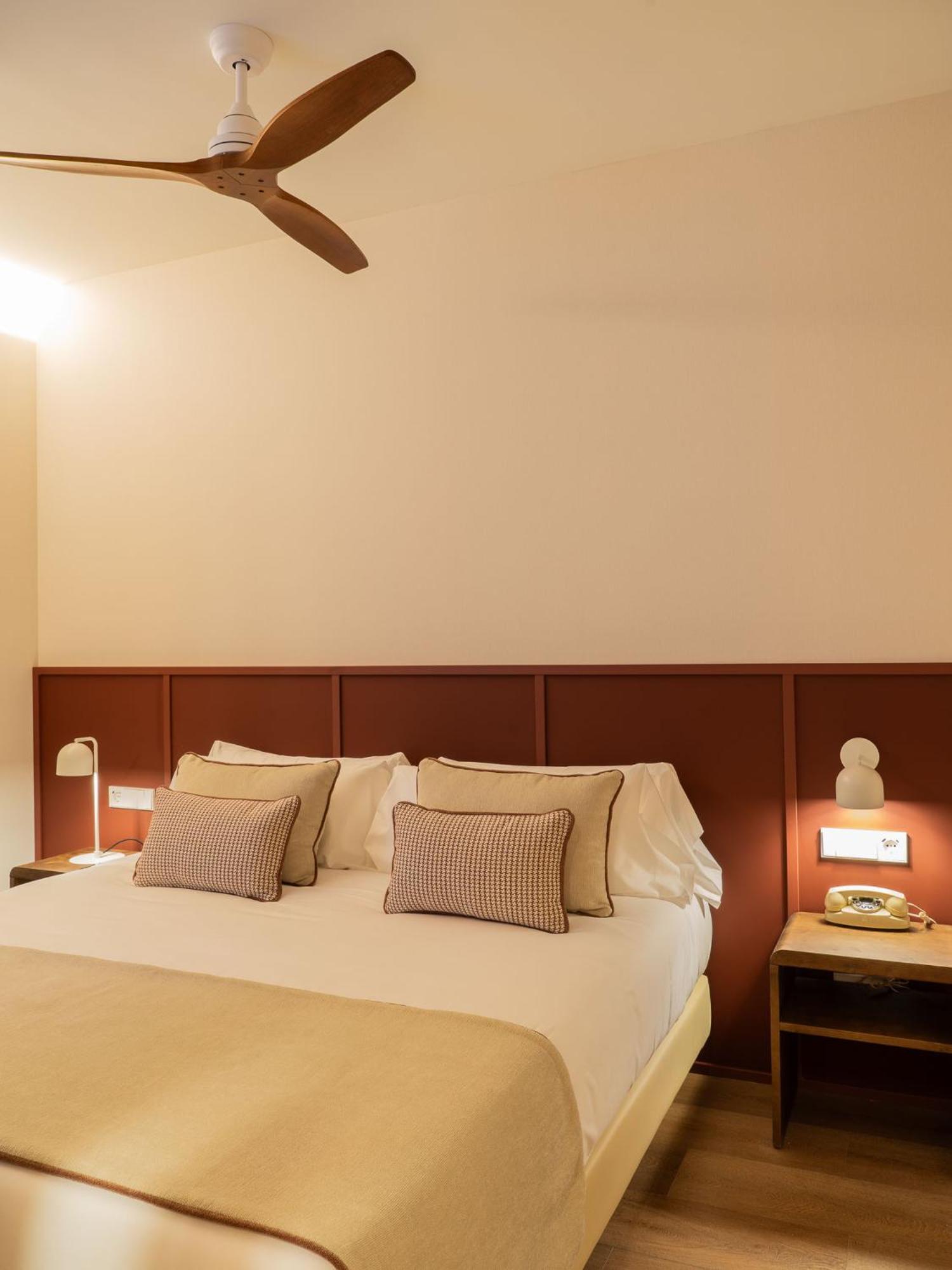 Hotel Well And Come Малага Экстерьер фото