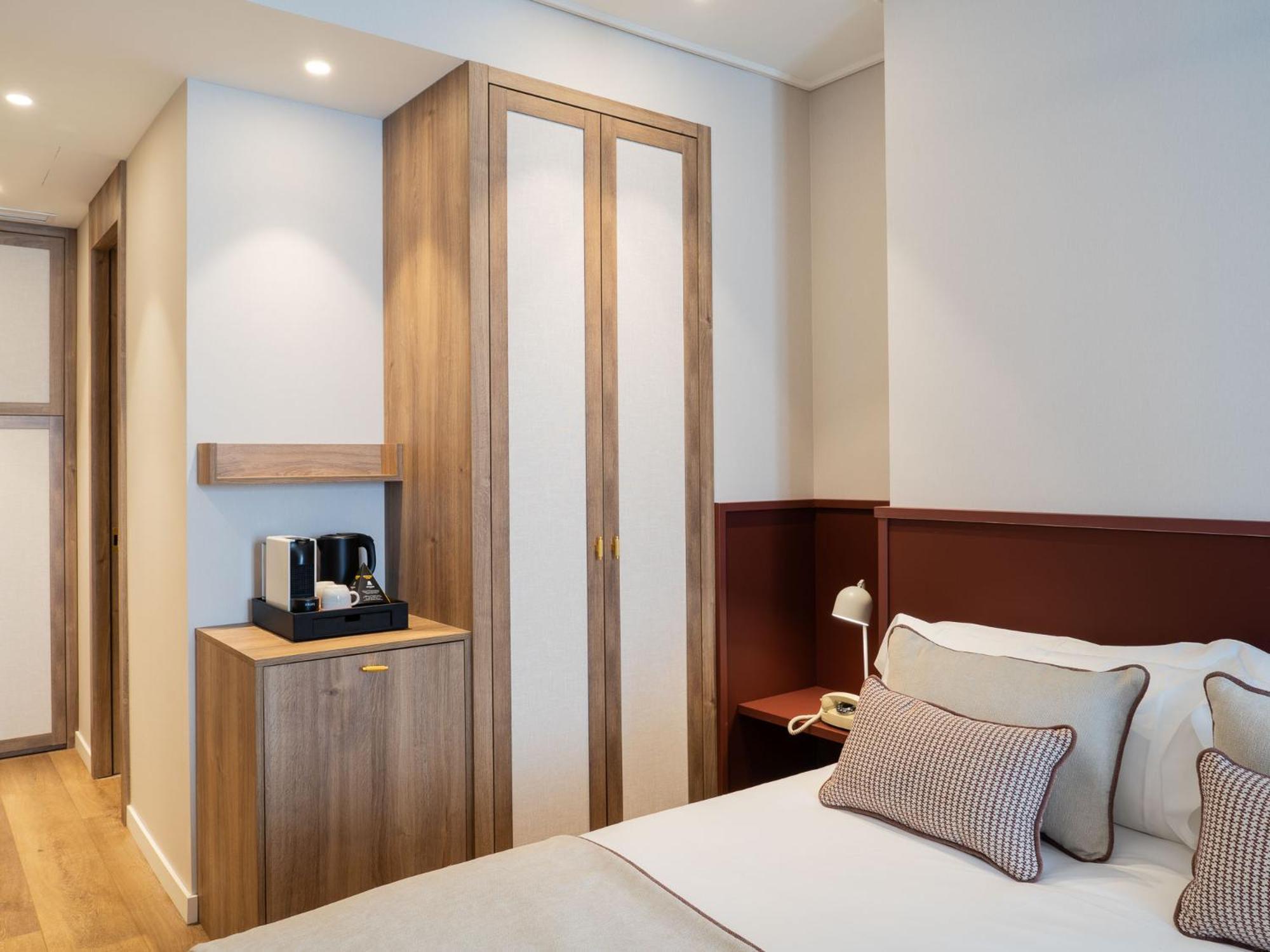 Hotel Well And Come Малага Номер фото